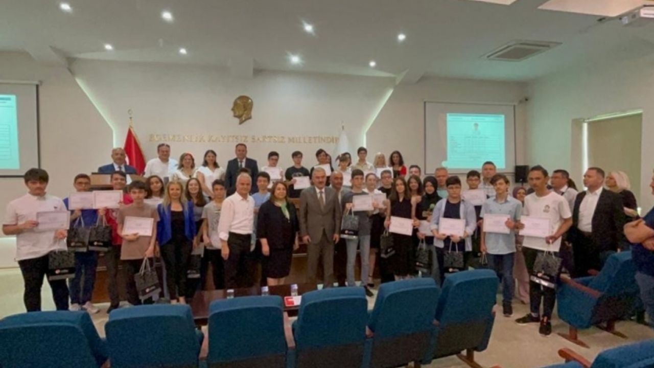 LGS’de derece yapan Eskişehir’deki 26 öğrenci ödüllerini aldı