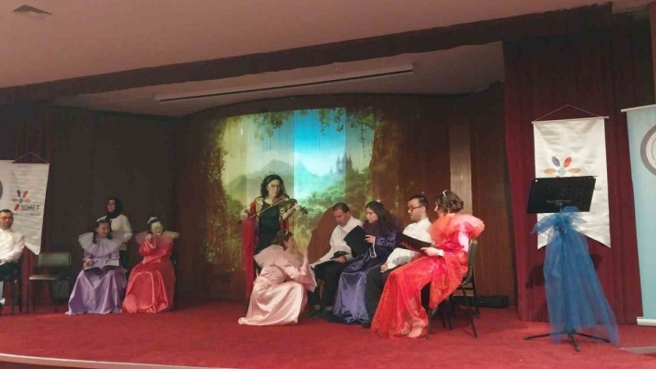 Eskişehir’de ‘zihinsel yetersiz öğrenciler’, William Shakespeare’in ‘Bir Yaz Gecesi Rüyası’ oyununu sahneledi
