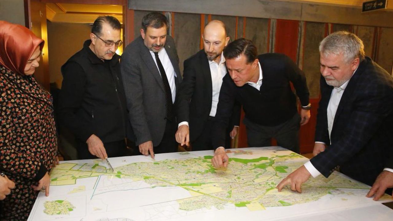 AK Parti heyeti kent haritasını inceledi.