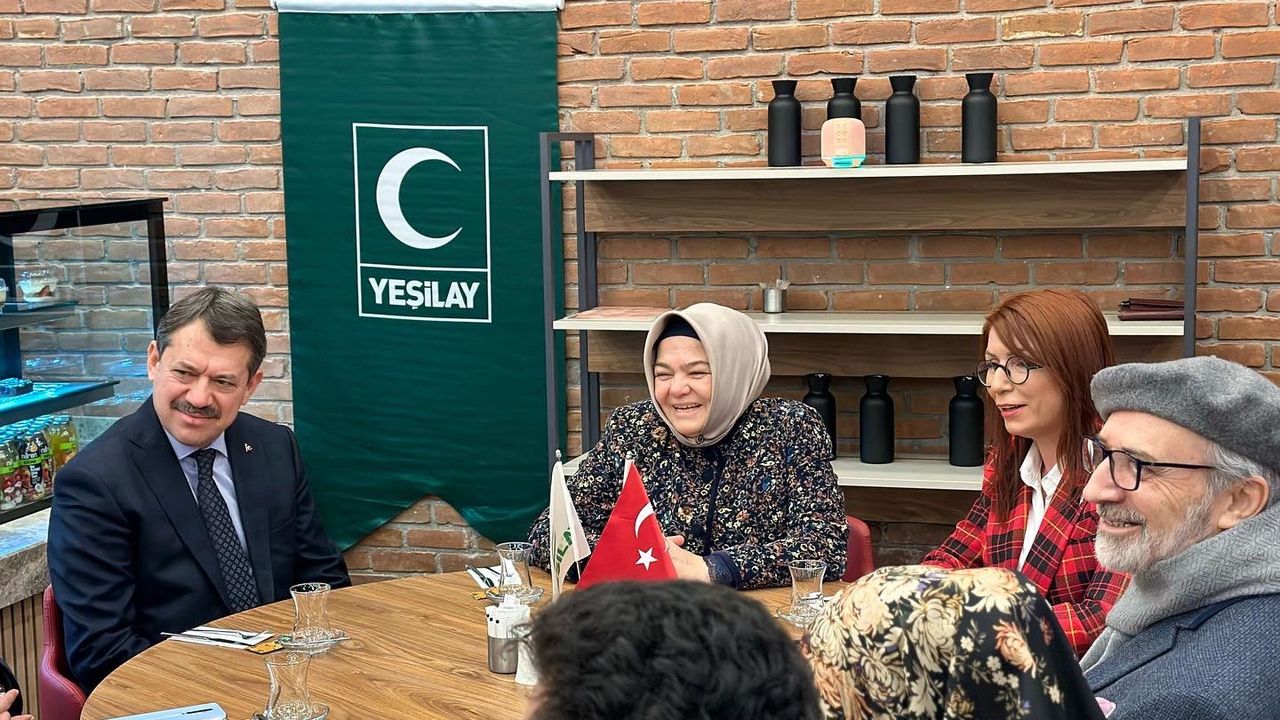 Prof.Dr. Ayşen Gürcan Yeşilay gönüllüleri ile bir araya geldi.